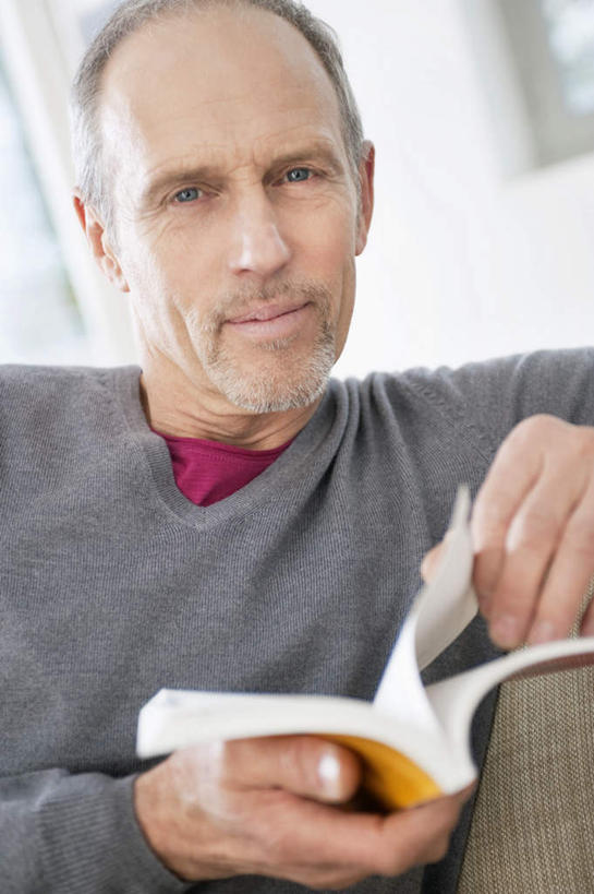 西方人,手,一个人,客厅,笑,微笑,竖图,室内,白天,正面,沙发,书籍,欧洲,欧洲人,双手,仅一个男性,仅一个人,一本,握,阴影,服装,朦胧,模糊,反射,影子,墙,注视,休闲装,墙壁,墙面,衣服,白色,观察,看,仅一个老年男性,休闲,手部,休闲服,握着,服饰,观看,察看,起居室,关注,布艺沙发,客堂,老年男性,男人,男性,白种人,书,图书,半身,彩图