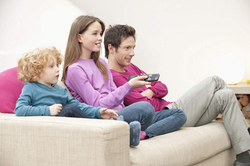 西方人,儿童,三个人,家庭,父亲,女儿,儿子,客厅,坐,笑,微笑,横图,室内,白天,侧面,纯洁,靠垫,沙发,欧洲,欧洲人,握,阴影,服装,反射,影子,墙,靠枕,二郎腿,注视,休闲装,墙壁,墙面,一个,小孩,衣服,白色,垫子,遥控器,枕头,观察,看,休闲,温暖,温馨,父女,父子,一家人,休闲服,父爱,可爱,童年,童趣,握着,服饰,单个,观看,和睦,察看,起居室,关注,布艺沙发,童真,烂漫,无邪,客堂,天真,男孩,男人,男性,年轻男性,女孩,女人,女性,白种人,孩子,年轻人,坐着,半身,彩图,融洽,男生,女生