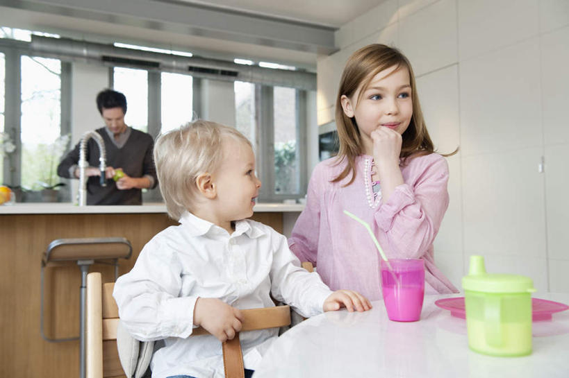 牛奶,西方人,儿童,三个人,家庭,父亲,女儿,儿子,站,坐,横图,室内,白天,正面,纯洁,餐桌,窗户,桌子,餐具,欧洲,欧洲人,撑,阴影,服装,朦胧,模糊,反射,碟子,盘,水槽,水龙头,影子,墙,饮品,营养,托腮,注视,休闲装,水斗,开关,玻璃窗,墙壁,墙面,饮料,小孩,衣服,白色,盘子,容器,碟,打开,观察,看,托,站着,休闲,温暖,温馨,父女,父子,一家人,休闲服,父爱,可爱,童年,童趣,服饰,餐台,观看,储藏,阀门,和睦,察看,乳制品,开启,奶,牛乳,储存,关注,托下巴,童真,烂漫,无邪,安神,水咀,天真,男孩,男人,男性,年轻男性,女孩,女人,女性,白种人,孩子,年轻人,站立,坐着,半身,彩图,融洽,贮存,男生,女生