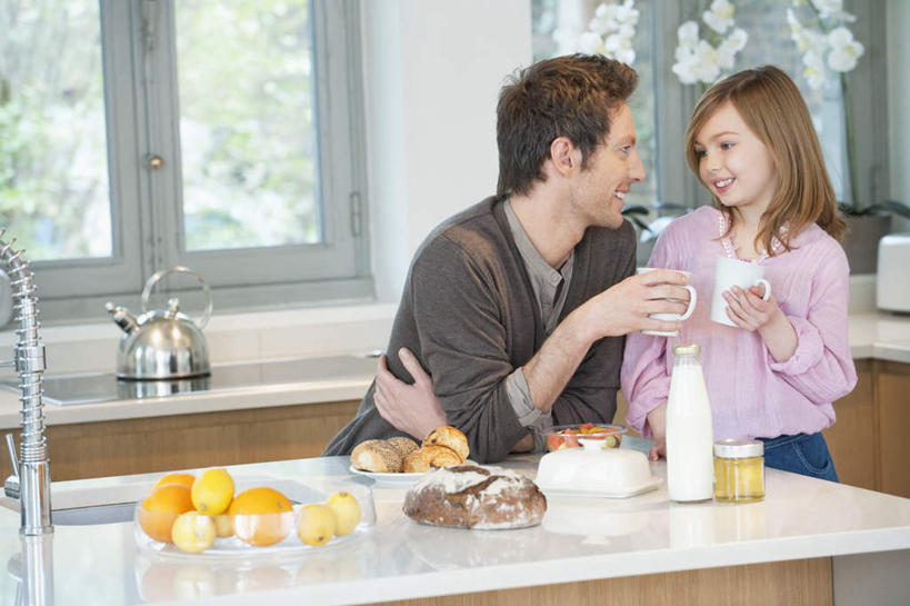 点心,面包,牛奶,西方人,儿童,两个人,家庭,父亲,女儿,站,坐,笑,微笑,露齿笑,横图,室内,白天,正面,纯洁,厨房,窗户,柑橘,杯子,水果,欧洲,欧洲人,许多,握,阴影,服装,新鲜,反射,壶,水龙头,影子,墙,生食,食品,面点,果实,饮品,营养,注视,休闲装,开关,玻璃窗,相视,墙壁,墙面,玻璃制品,水壶,食物,糕点,饮料,小孩,衣服,白色,茶壶,容器,水杯,打开,观察,看,站着,休闲,温暖,温馨,父女,一家人,面对面,休闲服,父爱,可爱,童年,童趣,握着,服饰,有机食品,绿色食品,观看,对视,阀门,和睦,察看,乳制品,互视,开启,奶,牛乳,关注,相对,童真,烂漫,无邪,相看,安神,水咀,天真,男人,男性,年轻男性,女孩,白种人,孩子,年轻人,玻璃杯,橘子,桔子,橙子,橙,站立,坐着,半身,彩图,灶间,融洽,女生