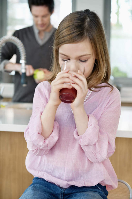 果汁,西方人,儿童,两个人,家庭,父亲,女儿,站,坐,闭眼,竖图,室内,白天,正面,纯洁,厨房,窗户,杯子,欧洲,欧洲人,喝,握,阴影,服装,朦胧,模糊,反射,水龙头,影子,饮品,注视,休闲装,开关,玻璃窗,玻璃制品,饮料,小孩,衣服,水杯,打开,观察,看,站着,休闲,温暖,温馨,父女,一家人,休闲服,父爱,可爱,童年,童趣,握着,服饰,观看,阀门,和睦,察看,开启,关注,可口,童真,烂漫,无邪,水咀,适口,天真,男人,男性,年轻男性,女孩,白种人,孩子,年轻人,玻璃杯,闭眼睛,闭着眼,闭着眼睛,站立,坐着,半身,彩图,灶间,融洽,女生