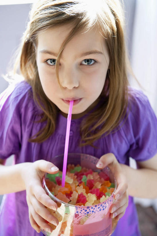 西方人,儿童,一个人,捧,竖图,室内,白天,正面,纯洁,欧洲,欧洲人,仅一个女性,仅一个人,许多,喝,阴影,服装,反射,影子,塑料,陶瓷,食品,糖,糖果,甜点,甜品,陶瓷制品,软糖,注视,休闲装,食物,一个,小孩,衣服,紫色,容器,塑料制品,吸管,碗,甜食,观察,看,仅一个小孩,休闲,休闲服,可爱,童年,童趣,服饰,单个,观看,储藏,察看,空心,储存,关注,童真,烂漫,无邪,饮管,天真,女孩,女人,女性,白种人,孩子,端,端着,捧着,手捧,抬头,仰头,半身,彩图,贮存,女生,圆柱状