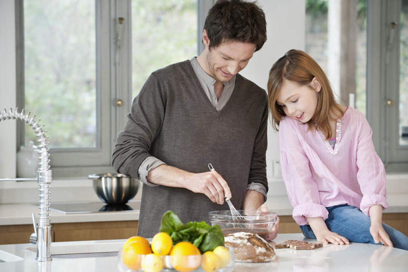 西方人,儿童,两个人,家庭,父亲,女儿,站,坐,笑,微笑,露齿笑,横图,室内,白天,正面,烹饪,纯洁,厨房,窗户,柑橘,蔬菜,厨具,水果,金属制品,欧洲,欧洲人,许多,倒,握,阴影,服装,新鲜,融化,反射,金属,壶,水龙头,影子,墙,生食,食品,糖,糖果,甜点,甜品,果实,注视,休闲装,开关,玻璃窗,相视,墙壁,墙面,水壶,食物,小孩,衣服,白色,茶壶,容器,打蛋器,搅拌器,甜食,巧克力,打开,观察,搅拌,看,站着,休闲,温暖,温馨,父女,一家人,面对面,休闲服,父爱,可爱,童年,童趣,握着,服饰,有机食品,绿色食品,观看,朱古力,对视,阀门,和睦,察看,互视,开启,关注,相对,童真,烂漫,无邪,烹饪用具,熔化,相看,水咀,溶化,熔解,消溶,手动打蛋器,天真,男人,男性,年轻男性,女孩,白种人,孩子,年轻人,烹调用具,橘子,桔子,橙子,橙,烹调,站立,坐着,半身,彩图,灶间,融洽,女生