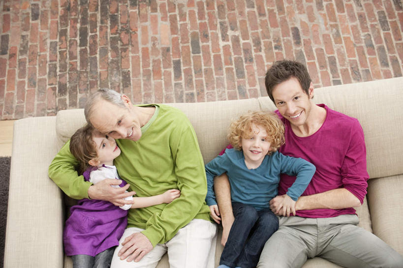 西方人,儿童,老年人,父亲,女儿,儿子,祖父,三代同堂,客厅,坐,抱,笑,微笑,露齿笑,横图,俯视,室内,白天,纯洁,地板,沙发,欧洲,欧洲人,阴影,服装,反射,影子,地面,注视,休闲装,祖孙三代,木地板,小孩,衣服,观察,看,休闲,温暖,温馨,父女,父子,休闲服,父爱,可爱,童年,童趣,服饰,爷爷,抱着,观看,祖孙,和睦,察看,起居室,搂着,关注,布艺沙发,童真,烂漫,无邪,外孙女,外公,外祖父,外孙,外孙子,客堂,天真,老年男性,男孩,男人,男性,年轻男性,女孩,白种人,孩子,年轻人,全家福,孙女,孙子,搂,搂抱,抬头,仰头,坐着,半身,彩图,高角度拍摄,融洽,男生,爸爸,多代同堂