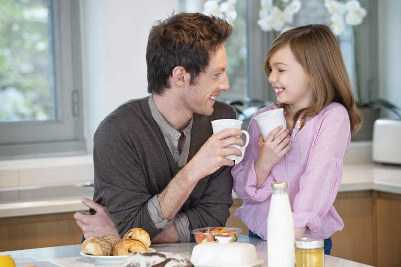 点心,面包,牛奶,西方人,儿童,两个人,家庭,父亲,女儿,站,坐,笑,微笑,露齿笑,横图,室内,白天,正面,纯洁,厨房,窗户,柑橘,杯子,水果,欧洲,欧洲人,许多,握,阴影,服装,新鲜,反射,水龙头,影子,墙,生食,食品,面点,果实,饮品,营养,注视,休闲装,开关,玻璃窗,相视,墙壁,墙面,玻璃制品,食物,糕点,饮料,小孩,衣服,白色,水杯,打开,观察,看,站着,休闲,温暖,温馨,父女,一家人,面对面,休闲服,父爱,可爱,童年,童趣,握着,服饰,有机食品,绿色食品,观看,对视,阀门,和睦,察看,乳制品,互视,开启,奶,牛乳,关注,相对,童真,烂漫,无邪,相看,安神,水咀,天真,男人,男性,年轻男性,女孩,白种人,孩子,年轻人,玻璃杯,橘子,桔子,橙子,橙,站立,坐着,半身,彩图,灶间,融洽,女生