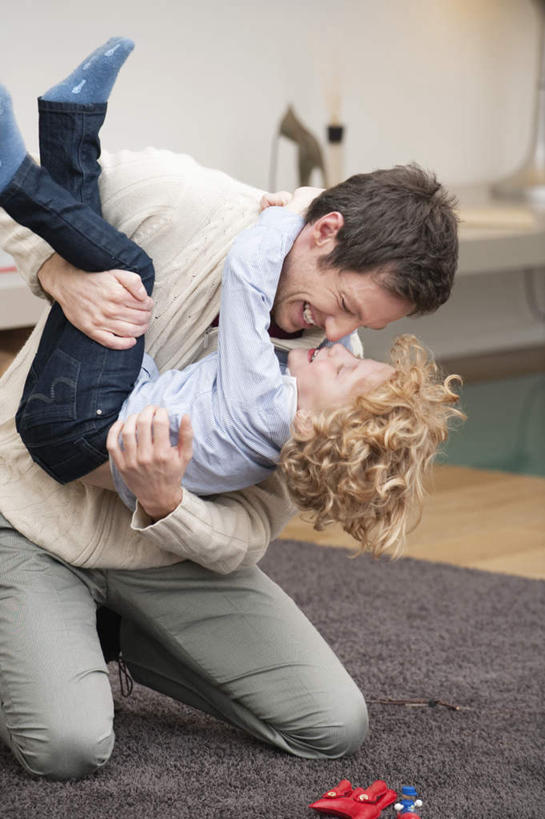 西方人,儿童,两个人,家庭,父亲,儿子,客厅,跪,抱,笑,微笑,露齿笑,竖图,室内,白天,正面,游戏,纯洁,地毯,台灯,照明,欧洲,欧洲人,阴影,服装,装饰,编织,反射,木材,影子,手工艺品,墙,灯光,织物,玩,注视,休闲装,娱乐,墙壁,墙面,灯,木柴,小孩,衣服,白色,工艺品,灯具,观察,看,休闲,温暖,温馨,父子,一家人,休闲服,父爱,可爱,童年,童趣,服饰,木料,抱着,观看,活动,华丽,修饰,照亮,点缀,和睦,察看,起居室,搂着,照明设备,发泄,关注,消遣,智力,童真,烂漫,无邪,宣泄,衬托,美观,雅致,雅观,客堂,天真,男孩,男人,男性,年轻男性,白种人,孩子,年轻人,跪着,搂,搂抱,玩耍,嬉戏,半身,彩图,融洽,男生