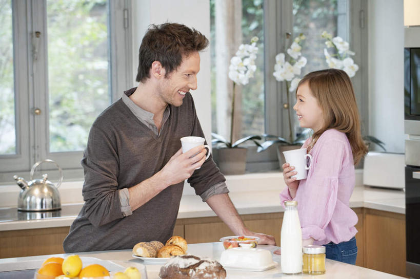 西方人,儿童,两个人,家庭,父亲,女儿,站,笑,微笑,露齿笑,横图,室内,白天,侧面,纯洁,餐桌,厨房,窗户,桌子,柑橘,杯子,水果,玻璃,欧洲,欧洲人,握,服装,朦胧,模糊,新鲜,瓷器,壶,生食,食品,果实,咖啡杯,陶瓷制品,拿,拿着,注视,休闲装,玻璃窗,玻璃制品,水壶,食物,小孩,衣服,玻璃瓶,茶壶,瓶子,容器,观察,看,站着,休闲,温暖,温馨,父女,一家人,休闲服,父爱,可爱,童年,童趣,握着,服饰,有机食品,绿色食品,餐台,观看,和睦,察看,关注,瓷杯,童真,烂漫,无邪,广口瓶,天真,男人,男性,年轻男性,女孩,白种人,孩子,年轻人,橘子,桔子,橙子,橙,站立,半身,彩图,灶间,融洽,女生