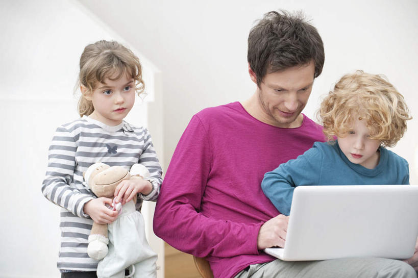 西方人,儿童,三个人,家庭,父亲,女儿,儿子,站,坐,笑,微笑,露齿笑,横图,室内,白天,仰视,游戏,纯洁,电脑,笔记本电脑,熊,玩具,欧洲,欧洲人,敲打,握,服装,朦胧,模糊,网络,玩偶,墙,泰迪熊,拿,玩,拿着,注视,休闲装,娱乐,输入,通讯设备,墙壁,墙面,一只,小孩,衣服,白色,玩具熊,打字,低头,观察,看,站着,休闲,温暖,温馨,父女,父子,一家人,休闲服,父爱,可爱,童年,童趣,益智,握着,服饰,毛绒玩具,观看,点击,敲击,安慰,和睦,察看,无线,发泄,关注,消遣,通信设备,无线网络,无线上网,便携式电脑,童真,烂漫,无邪,宣泄,罗斯福熊,天真,按键,手提电脑,男孩,男人,男性,年轻男性,女孩,女人,女性,白种人,孩子,年轻人,玩耍,嬉戏,站立,坐着,半身,彩图,低角度拍摄,融洽,男生,女生