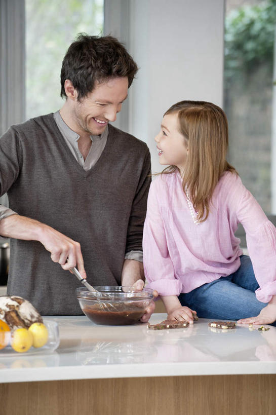 西方人,儿童,两个人,家庭,父亲,女儿,站,坐,笑,微笑,露齿笑,竖图,室内,白天,正面,纯洁,餐桌,厨房,窗户,桌子,柠檬,水果,玻璃,欧洲,欧洲人,握,服装,朦胧,模糊,新鲜,勺子,墙,生食,食品,糖,糖果,甜点,甜品,果实,拿,拿着,扭头,注视,休闲装,玻璃窗,墙壁,墙面,玻璃制品,食物,小孩,衣服,白色,容器,调羹,汤匙,碗,甜食,巧克力,观察,搅拌,看,站着,转头,休闲,温暖,温馨,父女,一家人,休闲服,父爱,可爱,童年,童趣,握着,服饰,有机食品,绿色食品,餐台,观看,储藏,朱古力,和睦,察看,储存,关注,童真,烂漫,无邪,天真,男人,男性,年轻男性,女孩,白种人,孩子,年轻人,益母果,柠果,站立,坐着,半身,彩图,灶间,融洽,贮存,女生