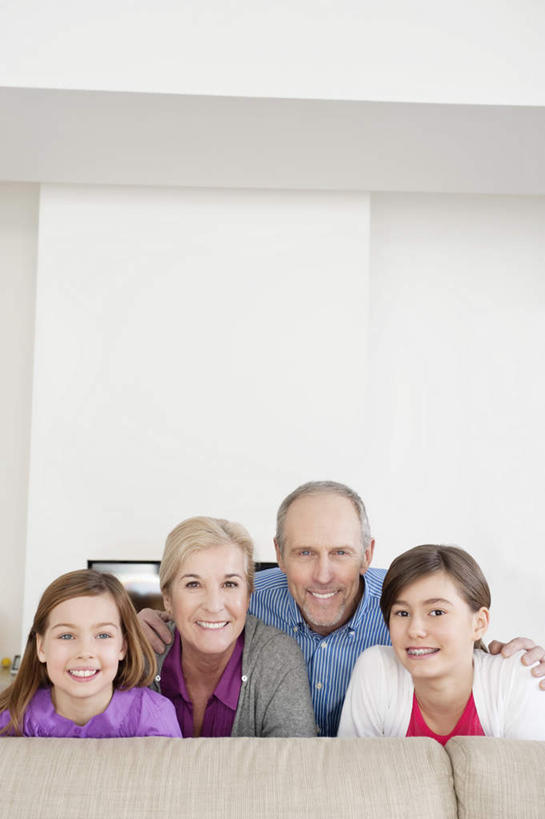 西方人,儿童,老年人,四个人,家庭,夫妻,祖母,祖父,客厅,笑,微笑,露齿笑,竖图,室内,白天,正面,爱情,纯洁,沙发,欧洲,欧洲人,一排,服装,朦胧,模糊,整齐,墙,浪漫,注视,休闲装,墙壁,墙面,排列,小孩,衣服,白色,观察,看,趴着,休闲,温暖,温馨,一家人,休闲服,恩爱,可爱,童年,童趣,恋人,服饰,奶奶,爷爷,观看,祖孙,和睦,察看,起居室,队列,关注,布艺沙发,童真,烂漫,无邪,外婆,外孙女,外祖母,外公,外祖父,客堂,天真,老年男性,老年女性,男人,男性,女孩,女人,女性,白种人,孩子,夫妇,情侣,孙女,趴,半身,彩图,伴侣,融洽,女生