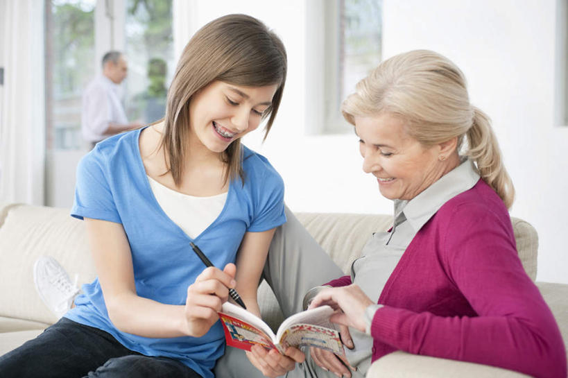 西方人,儿童,老年人,三个人,家庭,夫妻,祖母,祖父,客厅,坐,走,笑,微笑,露齿笑,横图,室内,白天,正面,爱情,纯洁,窗户,沙发,书籍,欧洲,欧洲人,握,服装,朦胧,模糊,笔,墙,办公用品,浪漫,拿,拿着,注视,休闲装,玻璃窗,墙壁,墙面,文具,小孩,衣服,白色,学习用品,观察,看,休闲,温暖,温馨,一家人,休闲服,恩爱,可爱,童年,童趣,握着,恋人,服饰,奶奶,爷爷,观看,祖孙,文具用品,和睦,察看,起居室,书写,关注,布艺沙发,童真,烂漫,无邪,外婆,外孙女,外祖母,外公,外祖父,客堂,天真,老年男性,老年女性,男人,男性,女孩,女人,女性,白种人,孩子,夫妇,情侣,孙女,书,图书,步行,散步,走路,坐着,半身,彩图,伴侣,融洽,女生