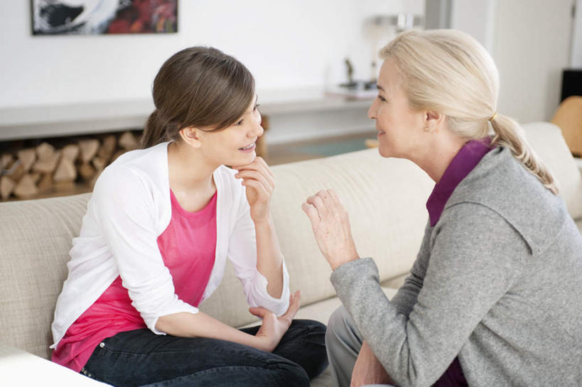 西方人,儿童,老年人,两个人,家庭,祖母,客厅,坐,笑,说,盘腿,微笑,露齿笑,横图,室内,白天,侧面,讨论,纯洁,沙发,欧洲,欧洲人,握,服装,朦胧,模糊,墙,注视,休闲装,墙壁,墙面,小孩,衣服,白色,观察,看,休闲,温暖,温馨,一家人,休闲服,可爱,童年,童趣,握着,服饰,奶奶,观看,祖孙,和睦,察看,起居室,关注,挂画,布艺沙发,童真,烂漫,无邪,外婆,外孙女,外祖母,客堂,交流,天真,老年女性,女孩,女人,女性,白种人,孩子,孙女,沟通,讲话,交谈,盘腿而坐,盘膝,盘着腿的,盘着腿坐,商讨,双腿交叉,说话,谈话,坐着,半身,彩图,融洽,女生