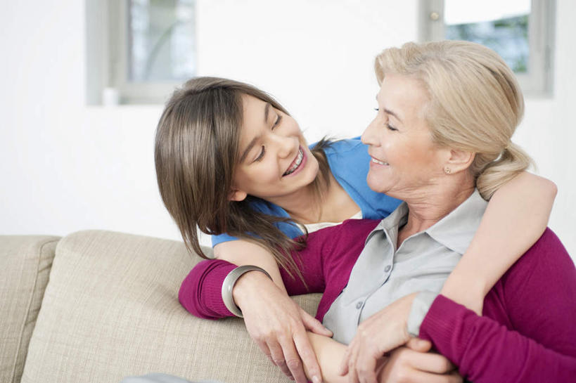 西方人,儿童,老年人,两个人,家庭,祖母,客厅,坐,抱,笑,微笑,露齿笑,横图,室内,白天,正面,纯洁,窗户,靠垫,沙发,欧洲,欧洲人,服装,朦胧,模糊,墙,靠枕,扭头,注视,休闲装,玻璃窗,墙壁,墙面,小孩,衣服,白色,垫子,枕头,观察,看,转头,休闲,温暖,温馨,一家人,休闲服,可爱,童年,童趣,服饰,奶奶,抱着,观看,祖孙,和睦,察看,起居室,搂着,关注,布艺沙发,童真,烂漫,无邪,外婆,外孙女,外祖母,客堂,天真,老年女性,女孩,女人,女性,白种人,孩子,孙女,搂,搂抱,坐着,半身,彩图,融洽,女生