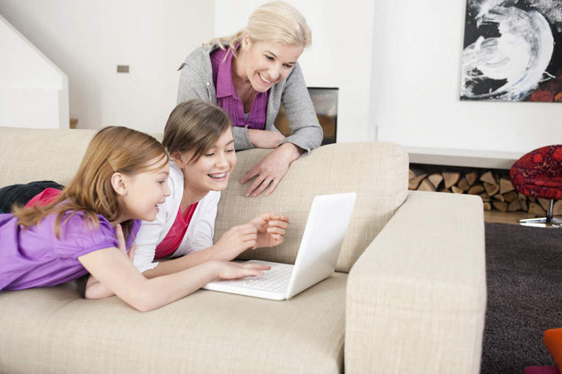 西方人,儿童,老年人,三个人,家庭,祖母,客厅,站,笑,微笑,露齿笑,横图,室内,白天,正面,纯洁,电脑,笔记本电脑,沙发,欧洲,欧洲人,撑,弯腰,服装,网络,墙,托腮,注视,休闲装,通讯设备,墙壁,墙面,小孩,衣服,白色,观察,看,趴着,托,站着,休闲,温暖,温馨,一家人,休闲服,可爱,童年,童趣,服饰,奶奶,观看,祖孙,一台,和睦,察看,无线,起居室,关注,托下巴,通信设备,无线网络,布艺沙发,无线上网,便携式电脑,童真,烂漫,无邪,外婆,外孙女,外祖母,弯身,客堂,天真,手提电脑,老年女性,女孩,女人,女性,白种人,孩子,孙女,趴,站立,半身,彩图,融洽,女生