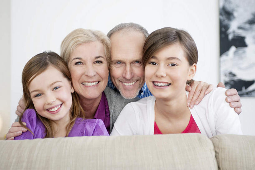 西方人,儿童,老年人,四个人,家庭,夫妻,祖母,祖父,客厅,抱,笑,微笑,露齿笑,横图,室内,白天,正面,爱情,纯洁,沙发,欧洲,欧洲人,一排,服装,朦胧,模糊,整齐,墙,浪漫,注视,休闲装,墙壁,墙面,排列,小孩,衣服,白色,观察,看,趴着,休闲,温暖,温馨,一家人,休闲服,恩爱,可爱,童年,童趣,恋人,服饰,奶奶,爷爷,抱着,观看,祖孙,和睦,察看,起居室,搂着,队列,关注,布艺沙发,童真,烂漫,无邪,外婆,外孙女,外祖母,外公,外祖父,客堂,天真,老年男性,老年女性,男人,男性,女孩,女人,女性,白种人,孩子,夫妇,情侣,孙女,搂,搂抱,趴,半身,彩图,伴侣,融洽,女生