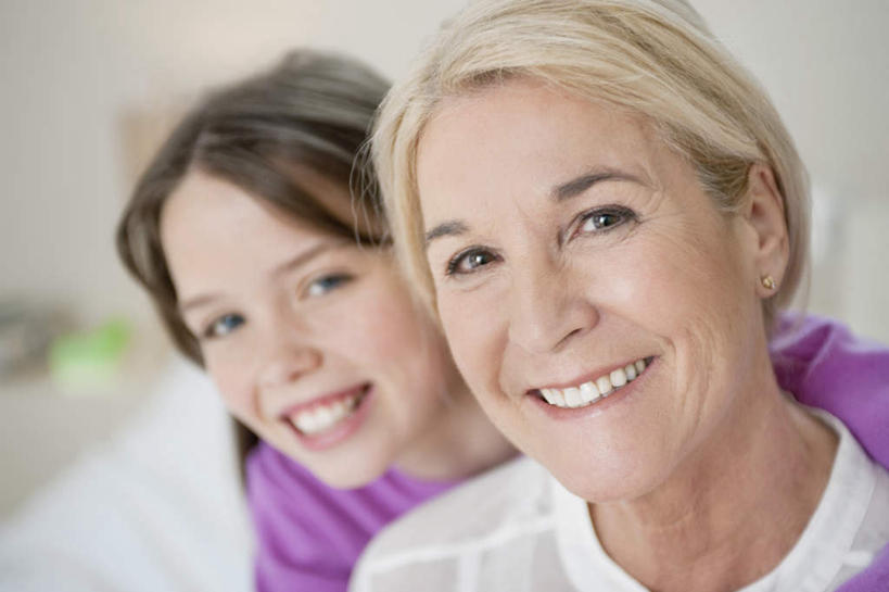 西方人,儿童,老年人,脸,头,脸颊,两个人,家庭,祖母,客厅,坐,抱,笑,微笑,露齿笑,横图,室内,特写,白天,正面,纯洁,沙发,欧洲,欧洲人,服装,朦胧,模糊,墙,注视,休闲装,肩膀,墙壁,墙面,小孩,衣服,白色,观察,看,休闲,温暖,温馨,一家人,休闲服,可爱,童年,童趣,服饰,奶奶,抱着,观看,祖孙,和睦,察看,起居室,搂着,关注,布艺沙发,童真,烂漫,无邪,外婆,外孙女,外祖母,客堂,天真,老年女性,女孩,女人,女性,白种人,孩子,头部,脸部,脸蛋,面部,孙女,搂,搂抱,坐着,半身,彩图,融洽,女生