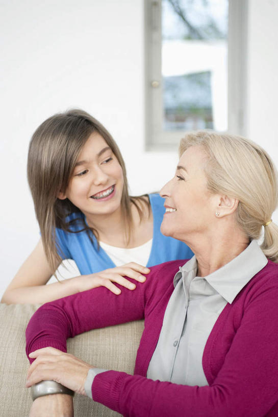 西方人,儿童,老年人,两个人,家庭,祖母,客厅,坐,抱,笑,微笑,露齿笑,竖图,室内,白天,正面,纯洁,窗户,靠垫,沙发,欧洲,欧洲人,服装,朦胧,模糊,墙,靠枕,扭头,注视,休闲装,玻璃窗,墙壁,墙面,小孩,衣服,白色,垫子,枕头,观察,看,转头,休闲,温暖,温馨,一家人,休闲服,可爱,童年,童趣,服饰,奶奶,抱着,观看,祖孙,和睦,察看,起居室,搂着,关注,布艺沙发,童真,烂漫,无邪,外婆,外孙女,外祖母,客堂,天真,老年女性,女孩,女人,女性,白种人,孩子,孙女,搂,搂抱,坐着,半身,彩图,融洽,女生