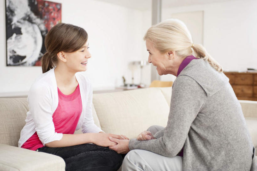 西方人,儿童,老年人,两个人,家庭,祖母,客厅,坐,笑,说,盘腿,微笑,露齿笑,横图,室内,白天,侧面,讨论,纯洁,沙发,欧洲,欧洲人,握,服装,朦胧,模糊,墙,注视,休闲装,墙壁,墙面,小孩,衣服,白色,观察,看,休闲,温暖,温馨,一家人,休闲服,可爱,童年,童趣,握着,服饰,奶奶,观看,祖孙,和睦,察看,起居室,关注,挂画,布艺沙发,童真,烂漫,无邪,外婆,外孙女,外祖母,客堂,交流,天真,老年女性,女孩,女人,女性,白种人,孩子,孙女,沟通,讲话,交谈,盘腿而坐,盘膝,盘着腿的,盘着腿坐,商讨,双腿交叉,说话,谈话,坐着,半身,彩图,融洽,女生