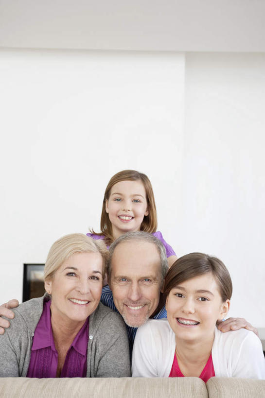 西方人,儿童,老年人,四个人,家庭,夫妻,祖母,祖父,客厅,站,坐,抱,笑,微笑,露齿笑,竖图,室内,白天,正面,爱情,纯洁,沙发,欧洲,欧洲人,服装,朦胧,模糊,墙,浪漫,注视,休闲装,墙壁,墙面,小孩,衣服,白色,观察,看,趴着,站着,休闲,温暖,温馨,一家人,休闲服,恩爱,可爱,童年,童趣,恋人,服饰,奶奶,爷爷,抱着,观看,祖孙,和睦,察看,起居室,搂着,关注,布艺沙发,童真,烂漫,无邪,外婆,外孙女,外祖母,外公,外祖父,客堂,天真,老年男性,老年女性,男人,男性,女孩,女人,女性,白种人,孩子,夫妇,情侣,孙女,搂,搂抱,趴,站立,坐着,半身,彩图,伴侣,融洽,女生