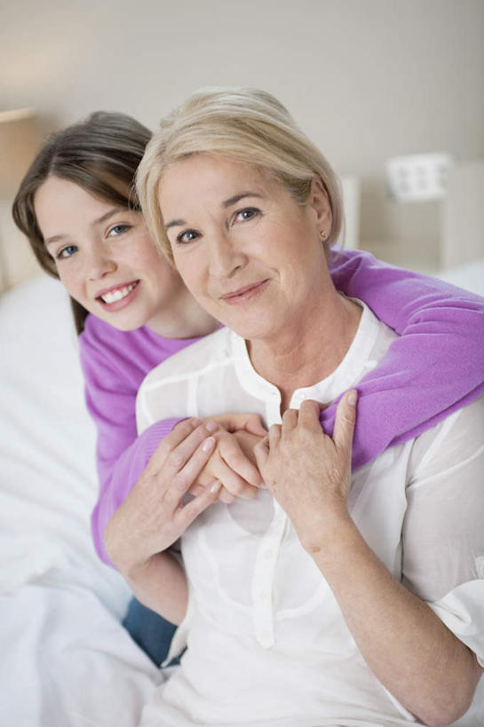 西方人,儿童,老年人,两个人,家庭,祖母,坐,抱,笑,微笑,露齿笑,竖图,室内,白天,正面,纯洁,床,卧室,欧洲,欧洲人,服装,朦胧,模糊,床单,注视,休闲装,被子,小孩,衣服,观察,看,休闲,温暖,温馨,一家人,休闲服,可爱,童年,童趣,服饰,单人床,奶奶,抱着,观看,祖孙,和睦,察看,被单,搂着,关注,童真,烂漫,无邪,外婆,外孙女,外祖母,天真,老年女性,女孩,女人,女性,白种人,孩子,孙女,搂,搂抱,坐着,半身,彩图,睡房,卧房,融洽,女生