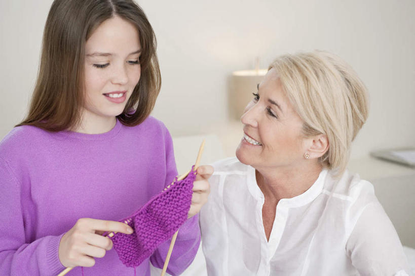 西方人,儿童,老年人,两个人,家庭,祖母,坐,笑,微笑,露齿笑,横图,室内,白天,正面,毛衣,纯洁,床,靠垫,卧室,欧洲,欧洲人,握,服装,朦胧,模糊,卷曲,编织,缠绕,墙,双人床,床单,靠枕,织物,拿,拿着,注视,休闲装,被子,线团,针,墙壁,墙面,纺织,小孩,衣服,白色,垫子,毛线,枕头,低头,观察,看,休闲,温暖,温馨,一家人,休闲服,可爱,童年,童趣,握着,服饰,奶奶,观看,祖孙,和睦,察看,被单,关注,线衫,童真,烂漫,无邪,外婆,外孙女,外祖母,毛衣针,编织针,天真,老年女性,女孩,女人,女性,白种人,孩子,孙女,坐着,半身,彩图,绒衣,套衫,套头毛衣,线衣,睡房,卧房,融洽,女生