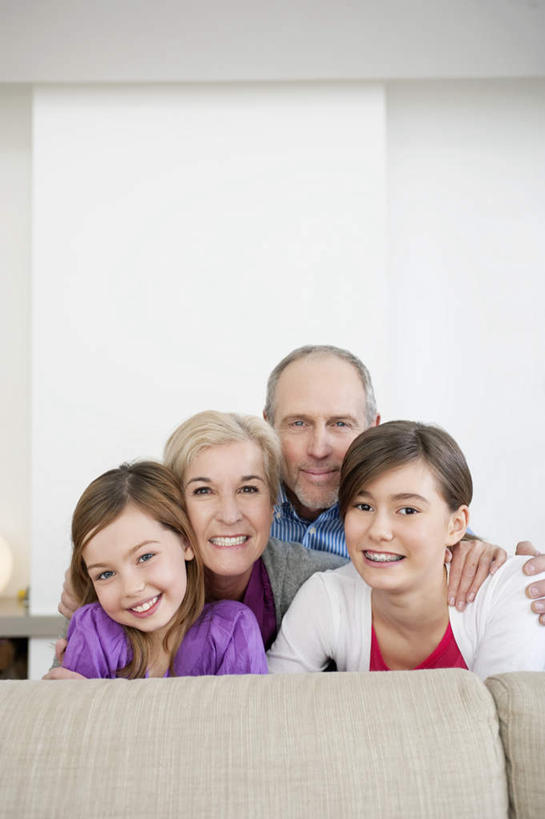 西方人,儿童,老年人,四个人,家庭,夫妻,祖母,祖父,客厅,抱,笑,微笑,露齿笑,竖图,室内,白天,正面,爱情,纯洁,沙发,欧洲,欧洲人,一排,服装,朦胧,模糊,整齐,墙,浪漫,注视,休闲装,墙壁,墙面,排列,小孩,衣服,白色,观察,看,趴着,休闲,温暖,温馨,一家人,休闲服,恩爱,可爱,童年,童趣,恋人,服饰,奶奶,爷爷,抱着,观看,祖孙,和睦,察看,起居室,搂着,队列,关注,布艺沙发,童真,烂漫,无邪,外婆,外孙女,外祖母,外公,外祖父,客堂,天真,老年男性,老年女性,男人,男性,女孩,女人,女性,白种人,孩子,夫妇,情侣,孙女,搂,搂抱,趴,半身,彩图,伴侣,融洽,女生