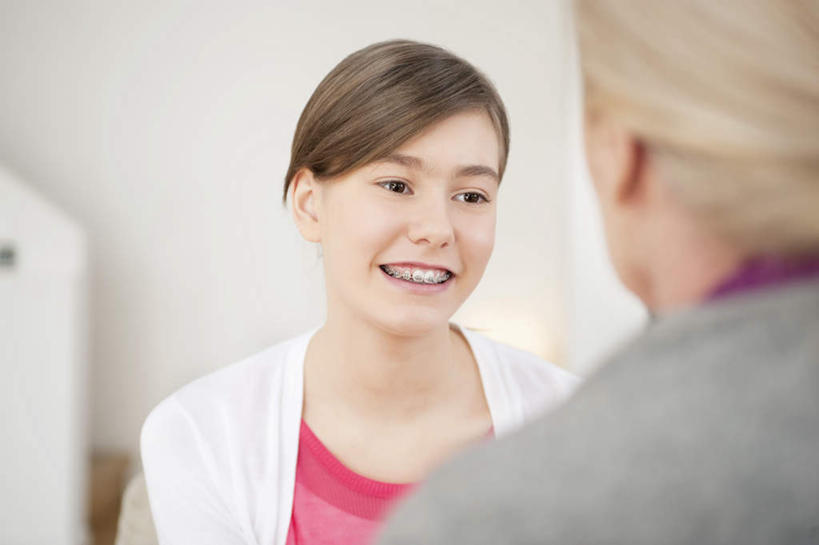 西方人,儿童,老年人,脸,头,脸颊,背部,两个人,家庭,祖母,客厅,坐,笑,微笑,露齿笑,横图,室内,特写,白天,正面,纯洁,沙发,欧洲,欧洲人,服装,朦胧,模糊,墙,注视,休闲装,墙壁,墙面,小孩,衣服,白色,观察,看,休闲,温暖,温馨,一家人,休闲服,可爱,童年,童趣,服饰,奶奶,观看,祖孙,和睦,察看,起居室,关注,布艺沙发,童真,烂漫,无邪,外婆,外孙女,外祖母,客堂,天真,老年女性,女孩,女人,女性,白种人,孩子,头部,脸部,脸蛋,面部,孙女,坐着,半身,彩图,融洽,女生