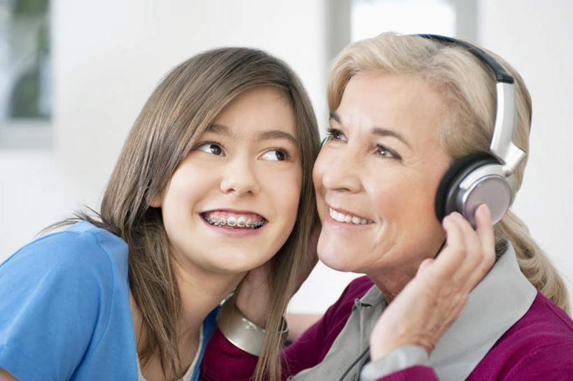 西方人,儿童,老年人,脸,头,脸颊,手,两个人,家庭,祖母,客厅,坐,笑,微笑,露齿笑,横图,室内,特写,白天,正面,快乐,满意,幸福,纯洁,窗户,欧洲,欧洲人,握,服装,朦胧,模糊,墙,音响,音乐,拿,听,拿着,注视,休闲装,娱乐,肩膀,玻璃窗,墙壁,墙面,小孩,衣服,白色,耳机,观察,看,享受,休闲,温暖,温馨,一家人,手部,休闲服,放松,可爱,童年,童趣,握着,服饰,奶奶,观看,祖孙,单手,和睦,察看,起居室,舒适,享乐,关注,童真,烂漫,无邪,外婆,外孙女,外祖母,客堂,天真,老年女性,女孩,女人,女性,白种人,孩子,头部,脸部,脸蛋,面部,孙女,坐着,半身,彩图,融洽,女生