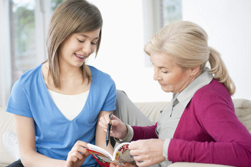 西方人,儿童,老年人,两个人,家庭,祖母,客厅,坐,笑,微笑,露齿笑,横图,室内,白天,正面,纯洁,窗户,沙发,书籍,欧洲,欧洲人,一本,握,服装,朦胧,模糊,笔,墙,办公用品,拿,拿着,注视,休闲装,玻璃窗,墙壁,墙面,文具,小孩,衣服,白色,学习用品,低头,观察,看,休闲,温暖,温馨,一家人,休闲服,可爱,童年,童趣,握着,服饰,奶奶,观看,祖孙,文具用品,和睦,察看,起居室,关注,布艺沙发,童真,烂漫,无邪,外婆,外孙女,外祖母,客堂,天真,老年女性,女孩,女人,女性,白种人,孩子,孙女,书,图书,坐着,半身,彩图,融洽,女生