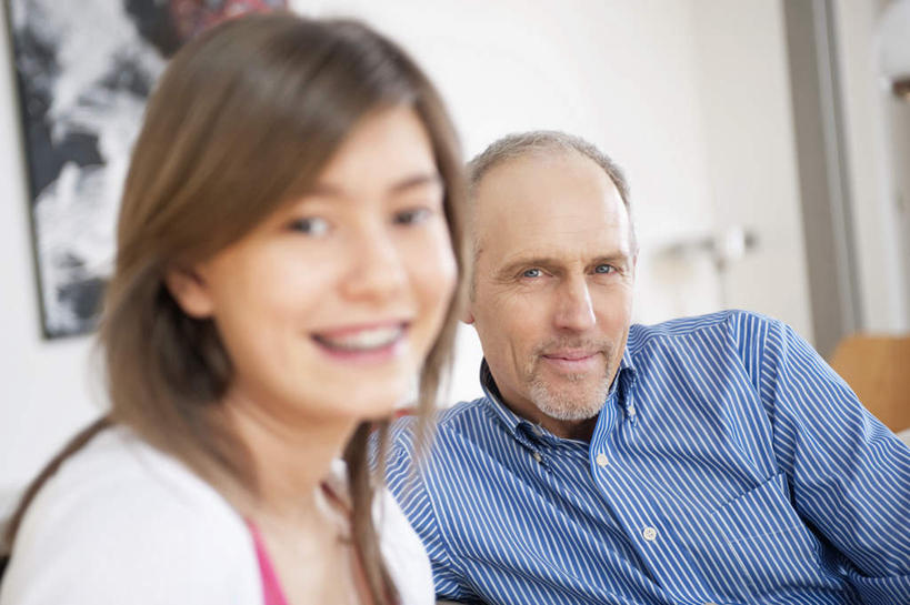 西方人,儿童,老年人,脸,头,脸颊,两个人,家庭,祖父,客厅,坐,笑,微笑,露齿笑,横图,室内,特写,白天,正面,纯洁,沙发,欧洲,欧洲人,服装,朦胧,模糊,墙,扭头,注视,休闲装,墙壁,墙面,小孩,衣服,白色,观察,看,转头,休闲,温暖,温馨,一家人,休闲服,可爱,童年,童趣,服饰,爷爷,观看,祖孙,和睦,察看,起居室,关注,挂画,布艺沙发,童真,烂漫,无邪,外孙女,外公,外祖父,客堂,天真,老年男性,男人,男性,女孩,白种人,孩子,头部,脸部,脸蛋,面部,孙女,坐着,半身,彩图,融洽,女生