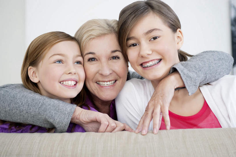 西方人,儿童,老年人,脸,头,脸颊,三个人,家庭,祖母,客厅,坐,抱,笑,微笑,露齿笑,横图,室内,特写,白天,正面,纯洁,沙发,欧洲,欧洲人,一排,服装,朦胧,模糊,整齐,注视,休闲装,排列,小孩,衣服,观察,看,休闲,温暖,温馨,一家人,休闲服,可爱,童年,童趣,服饰,奶奶,抱着,观看,祖孙,和睦,察看,起居室,搂着,队列,关注,布艺沙发,童真,烂漫,无邪,外婆,外孙女,外祖母,客堂,天真,老年女性,女孩,女人,女性,白种人,孩子,头部,脸部,脸蛋,面部,孙女,搂,搂抱,坐着,半身,彩图,融洽,女生