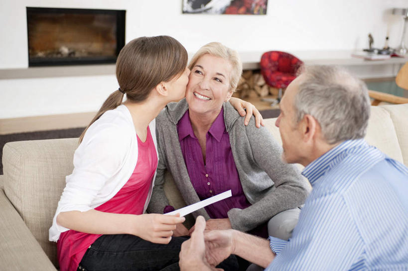 西方人,儿童,老年人,背部,三个人,家庭,夫妻,祖母,祖父,客厅,坐,闭眼,笑,吻,微笑,露齿笑,横图,室内,白天,正面,爱情,纯洁,欧洲,欧洲人,握,服装,朦胧,模糊,材料,档案,文件,纸,墙,浪漫,拿,拿着,扭头,注视,休闲装,墙壁,墙面,小孩,衣服,白色,手稿,资料,观察,看,转头,休闲,温暖,温馨,一家人,休闲服,恩爱,可爱,童年,童趣,握着,恋人,服饰,奶奶,爷爷,观看,祖孙,证明,和睦,察看,起居室,关注,文档,童真,烂漫,无邪,外婆,外孙女,外祖母,外公,外祖父,客堂,天真,老年男性,老年女性,男人,男性,女孩,女人,女性,白种人,孩子,夫妇,情侣,孙女,闭眼睛,闭着眼,闭着眼睛,亲,亲吻,坐着,半身,彩图,伴侣,融洽,女生