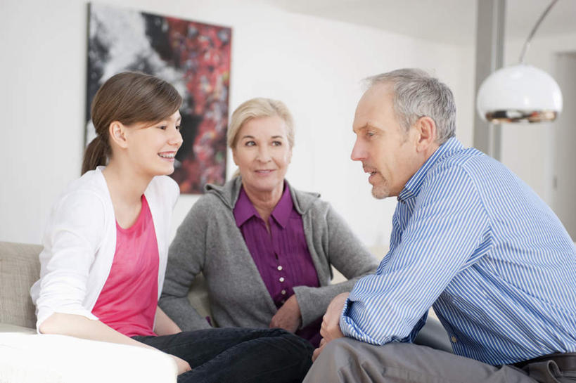 西方人,儿童,老年人,三个人,家庭,夫妻,祖母,祖父,客厅,坐,笑,微笑,露齿笑,横图,室内,白天,正面,爱情,纯洁,沙发,台灯,照明,欧洲,欧洲人,握,服装,朦胧,模糊,墙,灯光,浪漫,注视,休闲装,墙壁,墙面,灯,小孩,衣服,白色,灯具,观察,看,休闲,温暖,温馨,一家人,休闲服,恩爱,可爱,童年,童趣,握着,恋人,服饰,奶奶,爷爷,观看,祖孙,照亮,和睦,察看,起居室,照明设备,关注,挂画,布艺沙发,童真,烂漫,无邪,外婆,外孙女,外祖母,外公,外祖父,客堂,天真,老年男性,老年女性,男人,男性,女孩,女人,女性,白种人,孩子,夫妇,情侣,孙女,坐着,半身,彩图,伴侣,融洽,女生