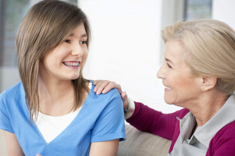 西方人,儿童,老年人,脸,头,脸颊,手,两个人,家庭,祖母,客厅,坐,笑,微笑,露齿笑,横图,室内,特写,白天,正面,纯洁,窗户,沙发,欧洲,欧洲人,握,服装,朦胧,模糊,墙,扭头,注视,休闲装,肩膀,玻璃窗,墙壁,墙面,小孩,衣服,白色,观察,看,转头,休闲,温暖,温馨,一家人,手部,休闲服,可爱,童年,童趣,握着,服饰,奶奶,观看,祖孙,单手,和睦,察看,起居室,关注,布艺沙发,童真,烂漫,无邪,外婆,外孙女,外祖母,客堂,天真,老年女性,女孩,女人,女性,白种人,孩子,头部,脸部,脸蛋,面部,孙女,坐着,半身,彩图,融洽,女生