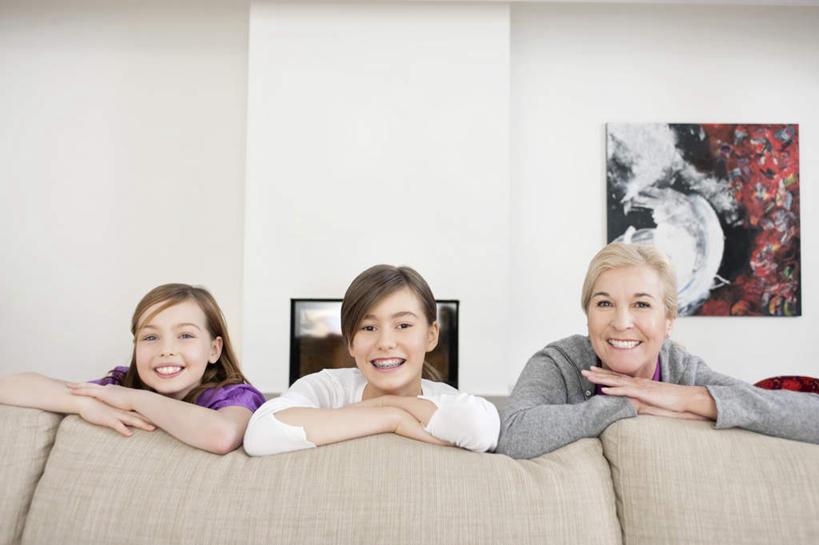 西方人,儿童,老年人,三个人,家庭,祖母,客厅,坐,笑,微笑,露齿笑,横图,室内,白天,正面,纯洁,沙发,欧洲,欧洲人,一排,服装,朦胧,模糊,整齐,墙,注视,休闲装,墙壁,墙面,排列,小孩,衣服,白色,观察,看,趴着,休闲,温暖,温馨,一家人,休闲服,可爱,童年,童趣,服饰,奶奶,观看,祖孙,和睦,察看,起居室,队列,关注,挂画,布艺沙发,童真,烂漫,无邪,外婆,外孙女,外祖母,客堂,天真,老年女性,女孩,女人,女性,白种人,孩子,孙女,趴,坐着,半身,彩图,融洽,女生