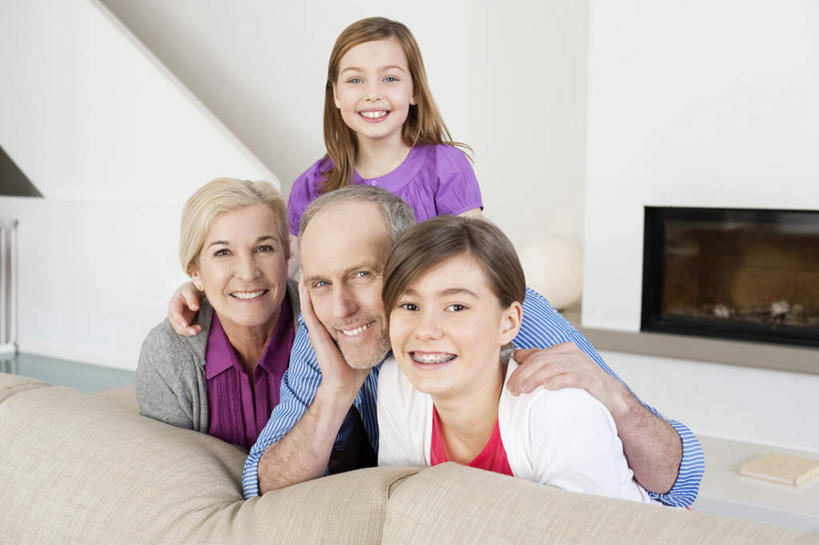 西方人,儿童,老年人,四个人,家庭,夫妻,祖母,祖父,客厅,站,坐,抱,笑,微笑,露齿笑,横图,室内,白天,正面,爱情,纯洁,沙发,欧洲,欧洲人,撑,服装,朦胧,模糊,墙,浪漫,托腮,注视,休闲装,墙壁,墙面,小孩,衣服,白色,观察,看,趴着,托,站着,休闲,温暖,温馨,一家人,休闲服,恩爱,可爱,童年,童趣,恋人,服饰,奶奶,爷爷,抱着,观看,祖孙,和睦,察看,起居室,搂着,关注,托下巴,挂画,布艺沙发,童真,烂漫,无邪,外婆,外孙女,外祖母,外公,外祖父,客堂,天真,老年男性,老年女性,男人,男性,女孩,女人,女性,白种人,孩子,夫妇,情侣,孙女,搂,搂抱,趴,站立,坐着,半身,彩图,伴侣,融洽,女生