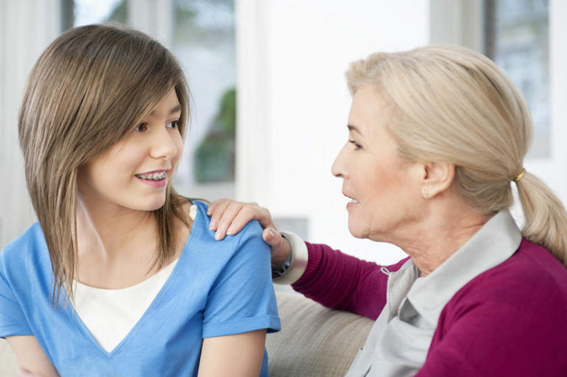 西方人,儿童,老年人,两个人,家庭,祖母,客厅,坐,笑,微笑,露齿笑,横图,室内,白天,正面,纯洁,窗户,沙发,欧洲,欧洲人,握,服装,朦胧,模糊,墙,扭头,注视,休闲装,玻璃窗,墙壁,墙面,小孩,衣服,白色,观察,看,转头,休闲,温暖,温馨,一家人,休闲服,可爱,童年,童趣,握着,服饰,奶奶,观看,祖孙,和睦,察看,起居室,关注,布艺沙发,童真,烂漫,无邪,外婆,外孙女,外祖母,客堂,天真,老年女性,女孩,女人,女性,白种人,孩子,孙女,坐着,半身,彩图,融洽,女生