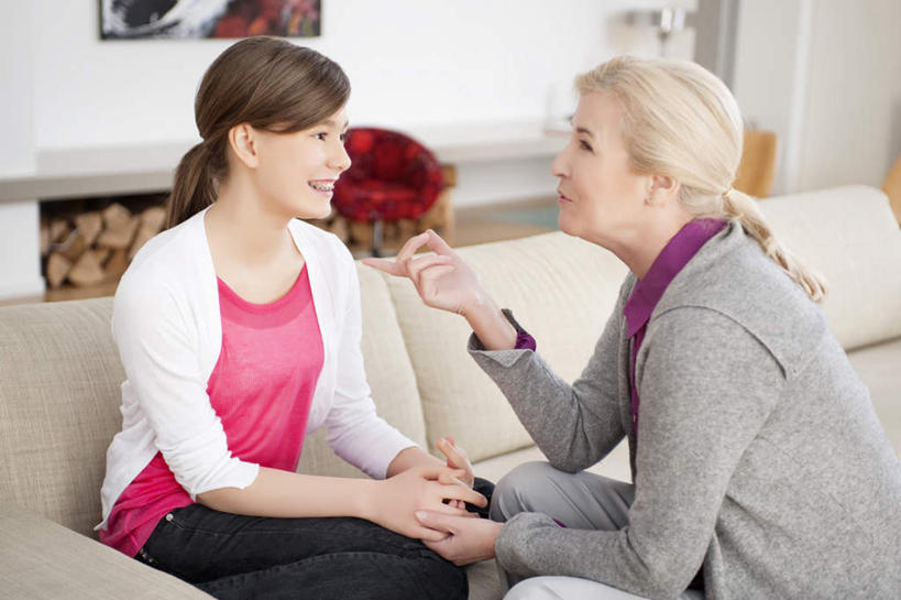 西方人,儿童,老年人,两个人,家庭,祖母,客厅,坐,握手,笑,微笑,露齿笑,横图,室内,白天,侧面,纯洁,沙发,欧洲,欧洲人,指,服装,朦胧,模糊,墙,注视,休闲装,方向,墙壁,墙面,小孩,衣服,白色,观察,看,手势,休闲,温暖,温馨,一家人,休闲服,可爱,童年,童趣,服饰,奶奶,观看,祖孙,和睦,察看,起居室,指向,食指,关注,挂画,布艺沙发,童真,烂漫,无邪,外婆,外孙女,外祖母,客堂,天真,老年女性,女孩,女人,女性,白种人,孩子,孙女,搀手,拉手,手拉手,手握手,坐着,半身,彩图,融洽,女生