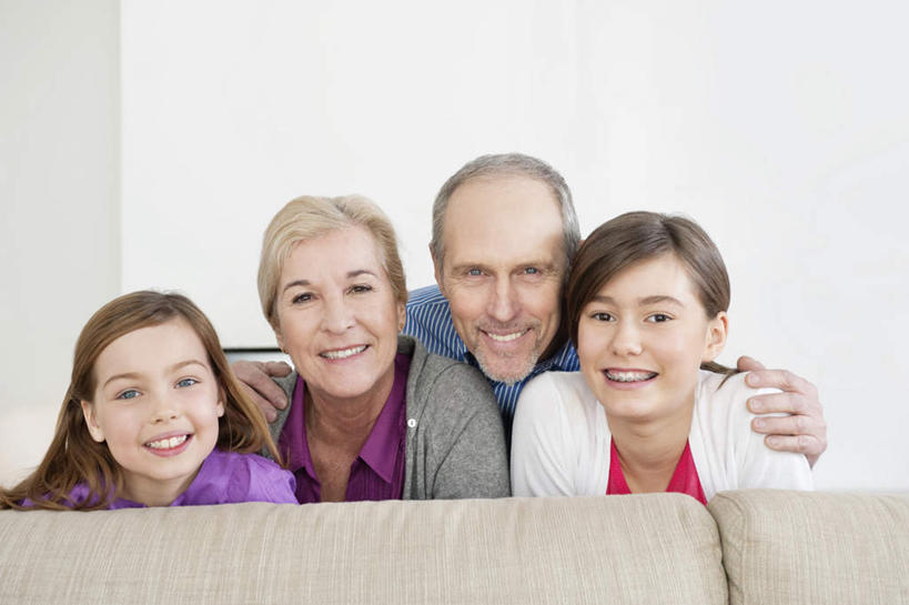 西方人,儿童,老年人,四个人,家庭,夫妻,祖母,祖父,客厅,抱,笑,微笑,露齿笑,横图,室内,白天,正面,爱情,纯洁,沙发,欧洲,欧洲人,一排,服装,朦胧,模糊,整齐,墙,浪漫,注视,休闲装,墙壁,墙面,排列,小孩,衣服,白色,观察,看,趴着,休闲,温暖,温馨,一家人,休闲服,恩爱,可爱,童年,童趣,恋人,服饰,奶奶,爷爷,抱着,观看,祖孙,和睦,察看,起居室,搂着,队列,关注,布艺沙发,童真,烂漫,无邪,外婆,外孙女,外祖母,外公,外祖父,客堂,天真,老年男性,老年女性,男人,男性,女孩,女人,女性,白种人,孩子,夫妇,情侣,孙女,搂,搂抱,趴,半身,彩图,伴侣,融洽,女生