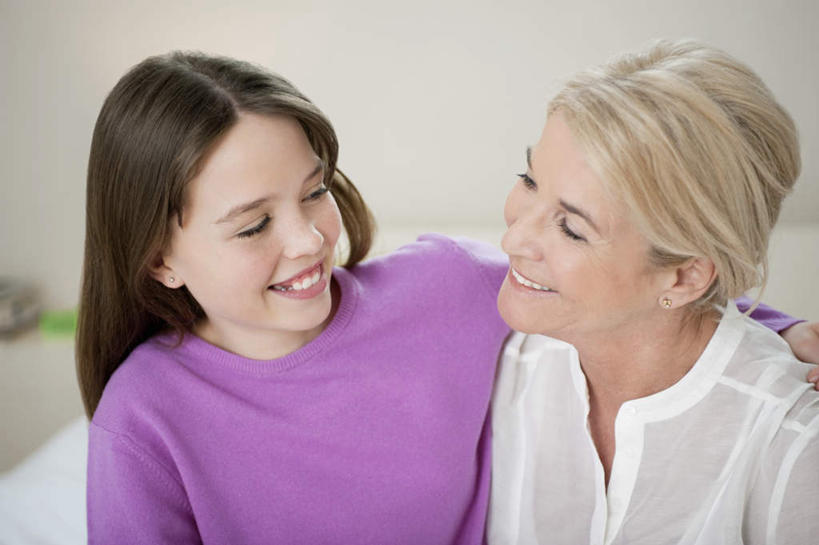 西方人,儿童,老年人,两个人,家庭,祖母,客厅,坐,抱,笑,微笑,露齿笑,横图,室内,白天,正面,纯洁,沙发,欧洲,欧洲人,服装,朦胧,模糊,墙,扭头,注视,休闲装,墙壁,墙面,小孩,衣服,白色,观察,看,转头,休闲,温暖,温馨,一家人,休闲服,可爱,童年,童趣,服饰,奶奶,抱着,观看,祖孙,和睦,察看,起居室,搂着,关注,布艺沙发,童真,烂漫,无邪,外婆,外孙女,外祖母,客堂,天真,老年女性,女孩,女人,女性,白种人,孩子,孙女,搂,搂抱,坐着,半身,彩图,融洽,女生