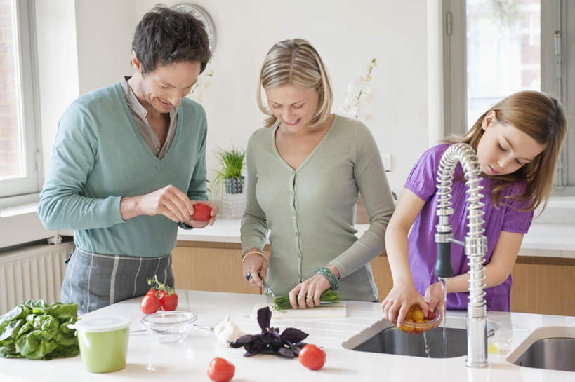 西方人,儿童,三个人,家庭,夫妻,母亲,父亲,女儿,站,笑,微笑,露齿笑,横图,室内,白天,正面,爱情,纯洁,水,厨房,窗户,蔬菜,西红柿,金属制品,欧洲,欧洲人,切开,握,飞溅,服装,朦胧,模糊,新鲜,溅,时间,金属,工具,时钟,水槽,水龙头,液体,陶瓷,墙,水滴,食品,刀具,陶瓷制品,浪漫,拿,计时,拿着,注视,休闲装,水斗,开关,玻璃窗,墙壁,墙面,水珠,食物,小孩,衣服,白色,容器,挂钟,碗,钟表,刀,打开,低头,观察,看,切,站着,休闲,温暖,温馨,父女,母女,三口之家,一家人,休闲服,表,恩爱,父爱,可爱,母爱,童年,童趣,握着,恋人,服饰,有机食品,绿色食品,观看,储藏,阀门,和睦,察看,开启,储存,关注,喷洒,菜刀,剖面,童真,烂漫,无邪,切面,切菜刀,水咀,天真,男人,男性,年轻男性,年轻女性,女孩,女人,女性,白种人,孩子,年轻人,夫妇,情侣,钟,番茄,站立,半身,彩图,灶间,伴侣,融洽,贮存,女生