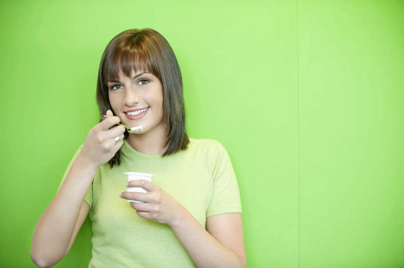 牛奶,西方人,一个人,站,笑,微笑,露齿笑,横图,室内,白天,正面,杯子,欧洲,欧洲人,仅一个年轻女性,仅一个女性,仅一个人,握,绿色背景,服装,勺子,塑料,饮品,营养,拿,拿着,注视,休闲装,酸奶,饮料,衣服,绿色,塑料制品,调羹,汤匙,观察,看,站着,休闲,休闲服,握着,摄影,服饰,影棚,观看,塑料杯,察看,乳制品,奶,关注,发酵,优格,优酪乳,年轻女性,女人,女性,白种人,站立,半身,彩图,影棚拍摄,拍摄