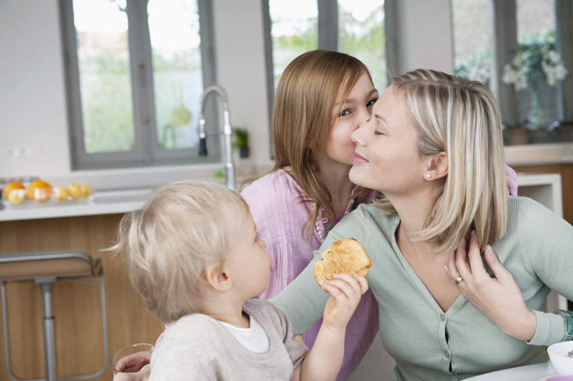 点心,面包,果汁,西方人,儿童,三个人,家庭,母亲,女儿,儿子,站,坐,闭眼,笑,吻,吃,微笑,露齿笑,横图,室内,白天,正面,纯洁,厨房,窗户,杯子,欧洲,欧洲人,握,服装,朦胧,模糊,墙,食品,面点,饮品,拿,拿着,注视,休闲装,玻璃窗,墙壁,墙面,玻璃制品,食物,糕点,饮料,小孩,衣服,白色,水杯,观察,看,站着,休闲,温暖,温馨,母女,母子,一家人,休闲服,可爱,母爱,童年,童趣,握着,服饰,观看,和睦,察看,关注,可口,童真,烂漫,无邪,适口,天真,男孩,男人,男性,年轻女性,女孩,女人,女性,白种人,孩子,年轻人,玻璃杯,闭眼睛,闭着眼,闭着眼睛,嚼,亲,亲吻,食,站立,坐着,半身,彩图,灶间,融洽,男生,女生