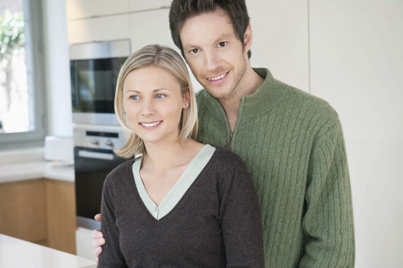 西方人,两个人,家庭,夫妻,站,笑,微笑,露齿笑,横图,室内,白天,正面,爱情,烹饪,厨房,厨具,欧洲,欧洲人,服装,朦胧,模糊,电器,烤炉,烤箱,墙,浪漫,注视,休闲装,墙壁,墙面,衣服,白色,观察,看,靠,靠着,站着,休闲,温暖,温馨,一家人,休闲服,恩爱,恋人,服饰,观看,和睦,察看,家电,家用电器,关注,炊具,烹饪用具,男人,男性,年轻男性,年轻女性,女人,女性,白种人,年轻人,夫妇,情侣,烹调用具,烹调,站立,半身,彩图,灶间,伴侣,融洽,小家电