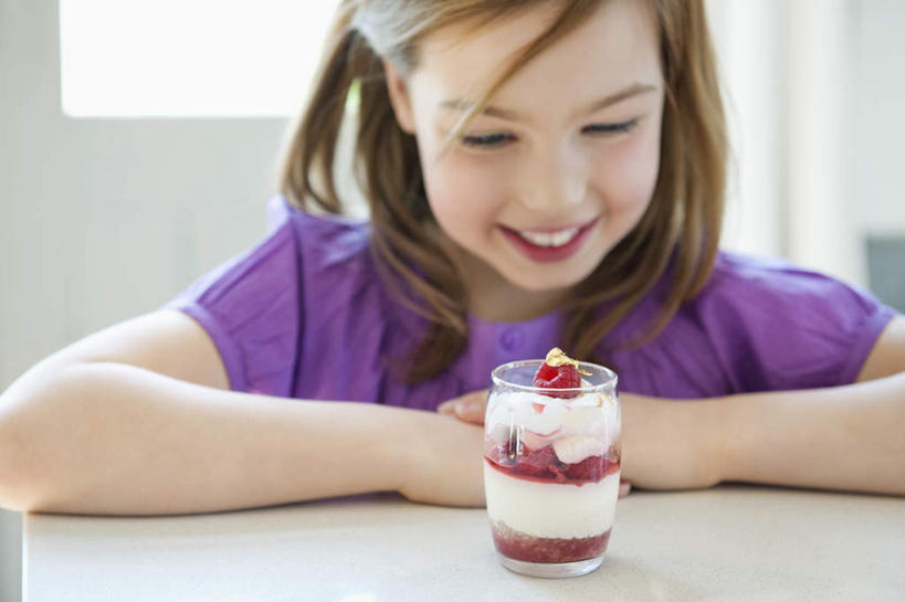 西方人,儿童,一个人,客厅,坐,笑,微笑,露齿笑,横图,室内,白天,正面,纯洁,餐桌,窗户,桌子,草莓,浆果,杯子,水果,欧洲,欧洲人,仅一个女性,仅一个人,服装,朦胧,模糊,新鲜,墙,生食,食品,冰激凌,果实,清凉,注视,休闲装,玻璃窗,墙壁,墙面,玻璃制品,食物,小孩,衣服,白色,水杯,冷饮,低头,观察,看,仅一个小孩,休闲,舒服,休闲服,冰淇淋,可爱,童年,童趣,服饰,有机食品,绿色食品,餐台,观看,解暑,察看,起居室,关注,解渴,雪糕,童真,烂漫,无邪,舒爽,冰糕,消暑,客堂,天真,女孩,女人,女性,白种人,孩子,玻璃杯,洋莓,水果皇后,红莓,地莓,坐着,半身,彩图,女生