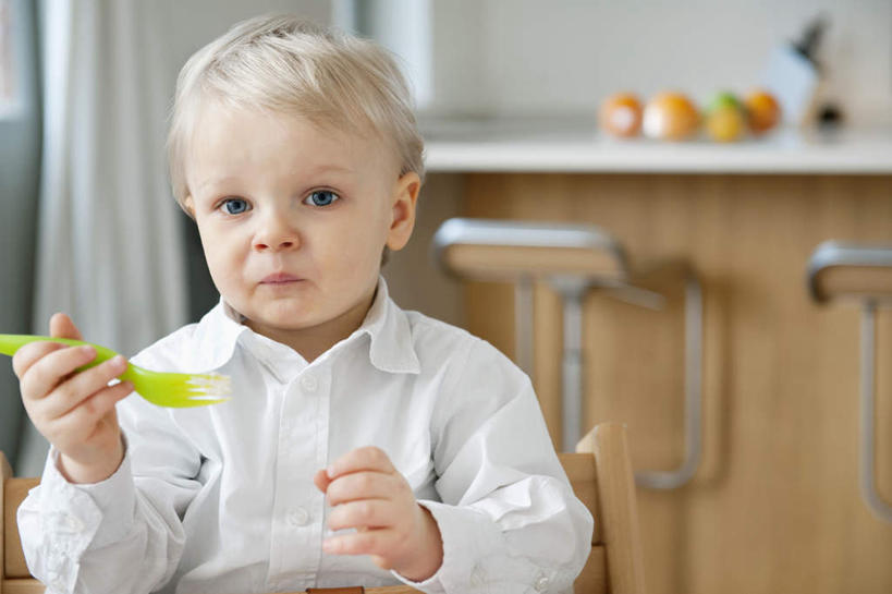 西方人,儿童,一个人,客厅,坐,横图,室内,白天,正面,纯洁,窗户,窗帘,柑橘,水果,椅子,欧洲,欧洲人,仅一个男性,仅一个人,握,服装,朦胧,模糊,新鲜,装饰,勺子,墙,生食,食品,果实,拿,拿着,注视,休闲装,玻璃窗,墙壁,墙面,食物,小孩,衣服,绿色,白色,帘子,调羹,汤匙,观察,看,仅一个小孩,休闲,休闲服,遮阳,可爱,童年,童趣,握着,服饰,有机食品,绿色食品,观看,华丽,修饰,点缀,察看,起居室,关注,儿童椅,婴儿椅,童真,烂漫,无邪,衬托,美观,雅致,雅观,宝宝餐椅,宝宝椅,儿童餐椅,婴儿高脚椅,客堂,天真,男孩,男人,男性,白种人,孩子,橘子,桔子,橙子,橙,坐着,半身,彩图,男生