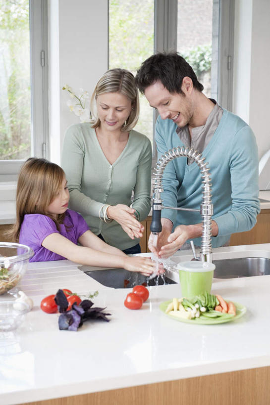 西方人,儿童,三个人,家庭,夫妻,母亲,父亲,女儿,站,笑,微笑,露齿笑,竖图,室内,白天,正面,爱情,纯洁,水,厨房,窗户,桌面,桌子,苹果,浆果,蓝莓,水果,欧洲,欧洲人,握,飞溅,服装,朦胧,模糊,新鲜,溅,木制,水槽,水龙头,液体,墙,水滴,生食,食品,果实,浪漫,拿,拿着,注视,休闲装,水斗,开关,玻璃窗,墙壁,墙面,水珠,食物,小孩,衣服,白色,木制品,打开,观察,看,站着,休闲,温暖,温馨,父女,母女,三口之家,一家人,休闲服,恩爱,父爱,可爱,母爱,童年,童趣,握着,恋人,服饰,有机食品,绿色食品,观看,阀门,和睦,察看,开启,关注,喷洒,童真,烂漫,无邪,水咀,天真,男人,男性,年轻男性,年轻女性,女孩,女人,女性,白种人,孩子,年轻人,夫妇,情侣,山都柿,蓝浆果,蓝靛果,站立,半身,彩图,灶间,伴侣,融洽,女生