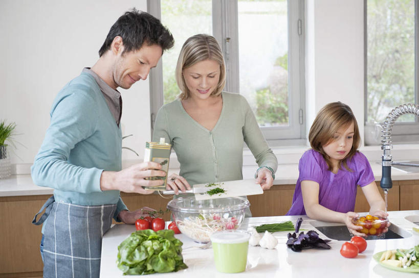 西方人,儿童,三个人,家庭,夫妻,母亲,父亲,女儿,站,笑,微笑,露齿笑,横图,室内,白天,正面,爱情,纯洁,水,厨房,窗户,桌面,桌子,蔬菜,西红柿,小番茄,杯子,餐具,欧洲,欧洲人,握,飞溅,服装,朦胧,模糊,新鲜,溅,木制,碟子,盘,水槽,水龙头,液体,塑料,陶瓷,墙,水滴,生食,蔬菜沙拉,沙拉,食品,陶瓷制品,浪漫,拿,拿着,注视,休闲装,色拉,水斗,沙律,开关,玻璃窗,墙壁,墙面,水珠,食物,小孩,衣服,白色,盘子,木制品,容器,塑料制品,碟,碗,打开,观察,看,站着,休闲,温暖,温馨,父女,母女,三口之家,一家人,休闲服,恩爱,父爱,可爱,母爱,童年,童趣,握着,恋人,服饰,有机食品,绿色食品,观看,色拉酱,储藏,塑料杯,阀门,和睦,察看,开启,储存,关注,喷洒,千岛酱,童真,烂漫,无邪,水咀,小西红柿,樱桃小番茄,珍珠小番茄,天真,男人,男性,年轻男性,年轻女性,女孩,女人,女性,白种人,孩子,年轻人,夫妇,情侣,樱桃番茄,圣女果,番茄,清洗,站立,半身,彩图,灶间,伴侣,融洽,贮存,女生