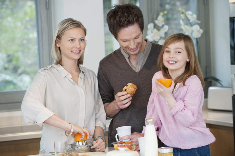 牛奶,西方人,儿童,三个人,家庭,夫妻,母亲,父亲,女儿,站,笑,微笑,露齿笑,横图,室内,白天,正面,爱情,纯洁,厨房,窗户,桌面,桌子,柑橘,水果,欧洲,欧洲人,握,服装,朦胧,模糊,新鲜,木制,罐子,墙,生食,食品,果实,饮品,浪漫,营养,拿,拿着,注视,休闲装,榨汁机,玻璃窗,墙壁,墙面,玻璃制品,食物,饮料,小孩,衣服,白色,玻璃瓶,木制品,瓶子,观察,看,站着,休闲,温暖,温馨,父女,母女,三口之家,一家人,休闲服,恩爱,父爱,可爱,母爱,童年,童趣,握着,恋人,服饰,有机食品,绿色食品,观看,和睦,察看,乳制品,奶,牛乳,关注,童真,烂漫,无邪,手动榨汁机,安神,天真,男人,男性,年轻男性,年轻女性,女孩,女人,女性,白种人,孩子,年轻人,夫妇,情侣,橘子,桔子,橙子,橙,站立,半身,彩图,灶间,伴侣,融洽,女生