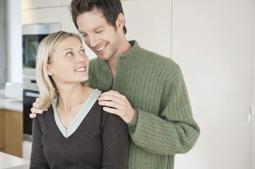 西方人,两个人,家庭,夫妻,站,笑,微笑,露齿笑,横图,室内,白天,正面,爱情,烹饪,厨房,厨具,欧洲,欧洲人,握,服装,朦胧,模糊,电器,烤炉,烤箱,墙,浪漫,扭头,注视,休闲装,墙壁,墙面,衣服,白色,观察,看,站着,转头,休闲,温暖,温馨,一家人,休闲服,恩爱,握着,恋人,服饰,观看,和睦,察看,家电,家用电器,关注,炊具,烹饪用具,男人,男性,年轻男性,年轻女性,女人,女性,白种人,年轻人,夫妇,情侣,烹调用具,烹调,站立,半身,彩图,灶间,伴侣,融洽,小家电